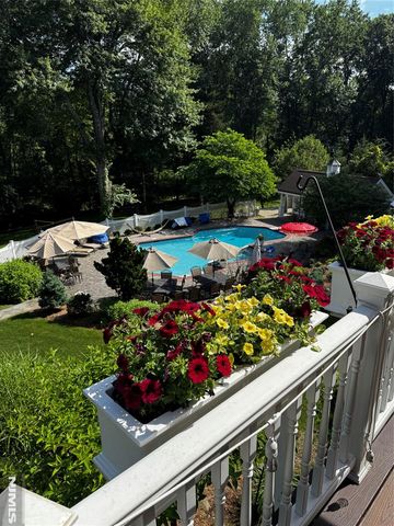 8 Stony Point Road, Oakland, NJ 07436