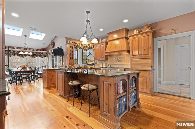 8 Stony Point Road, Oakland, NJ 07436