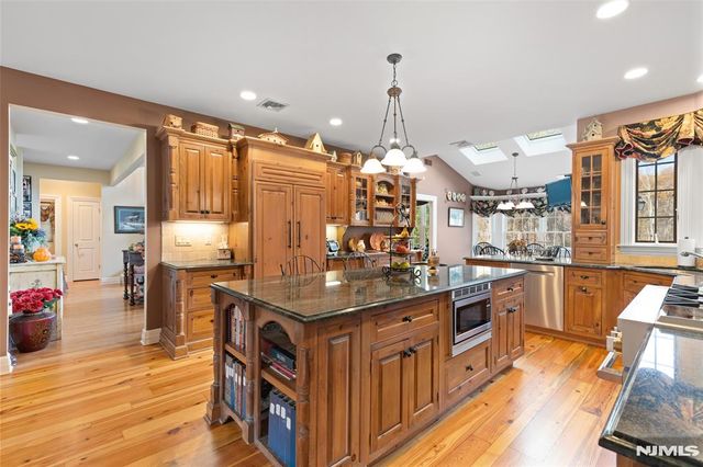 8 Stony Point Road, Oakland, NJ 07436