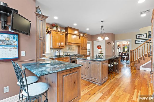 8 Stony Point Road, Oakland, NJ 07436