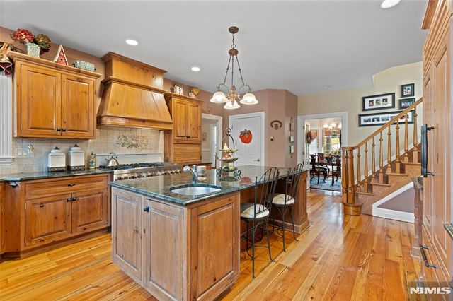 8 Stony Point Road, Oakland, NJ 07436