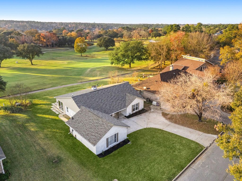 1328 Green Briar Drive, Huntsville, TX 77340