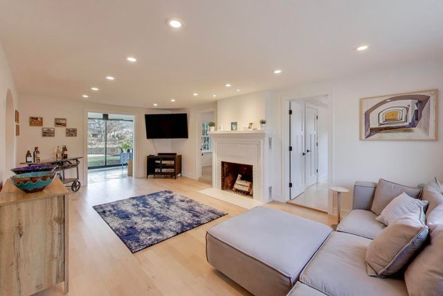 407 La Fox River Drive, Algonquin, IL 60102