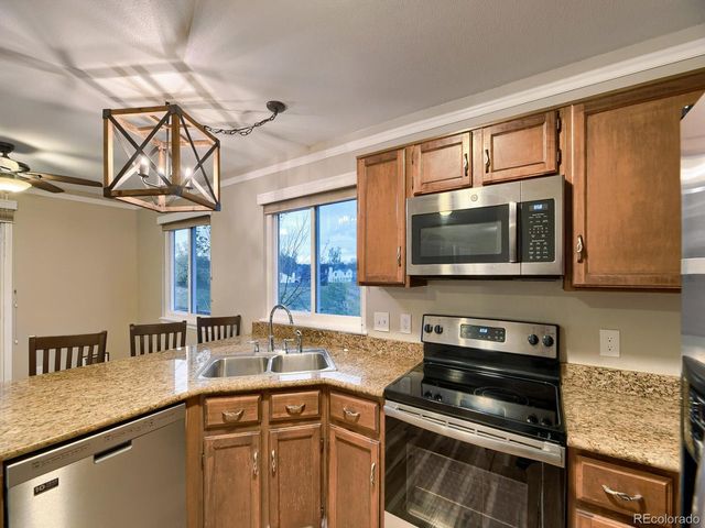 556 Longfellow Ln, Highlands Ranch, CO 80126