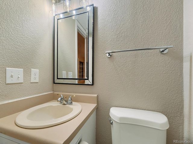556 Longfellow Ln, Highlands Ranch, CO 80126