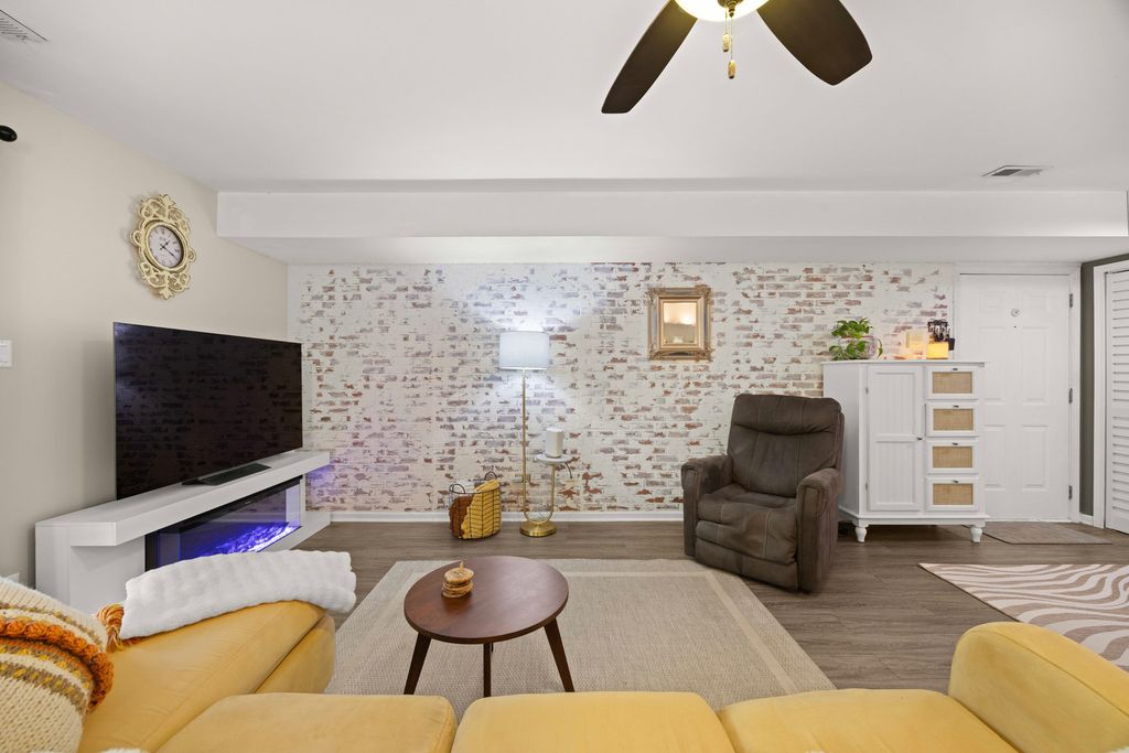 328 Frontage Road 1B, Willowbrook, IL 60527 — photo 5