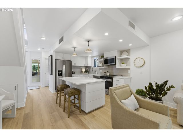 668 MCVEY Ave 80, Lake Oswego, OR 97034