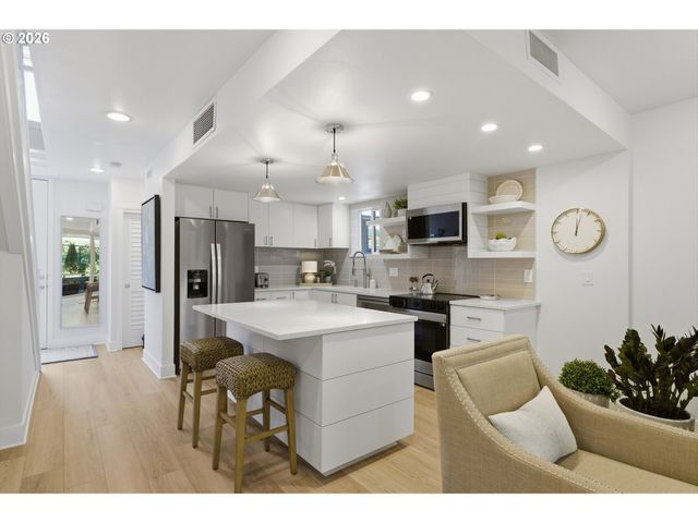 668 MCVEY Ave 80, Lake Oswego, OR 97034