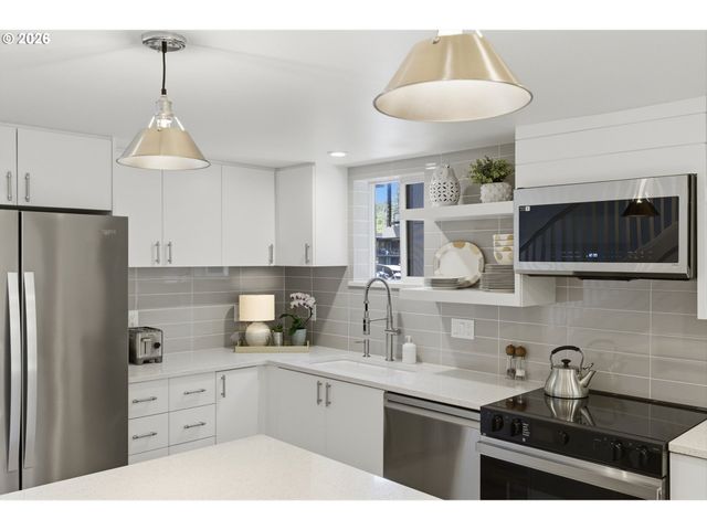 668 MCVEY Ave 80, Lake Oswego, OR 97034