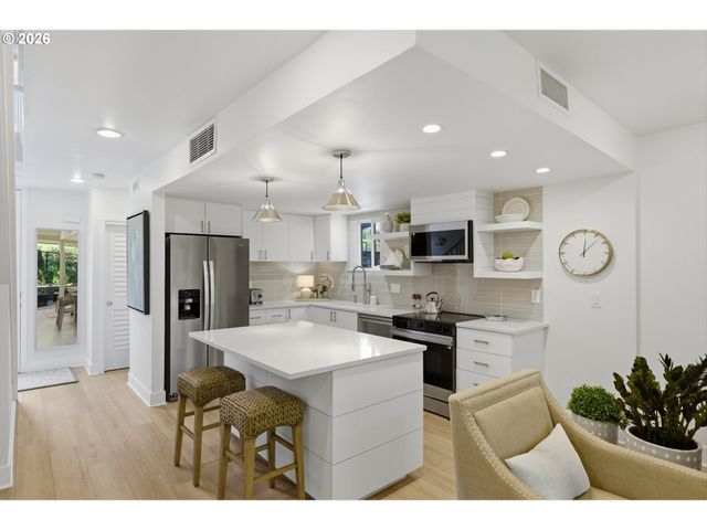 668 MCVEY Ave 80, Lake Oswego, OR 97034