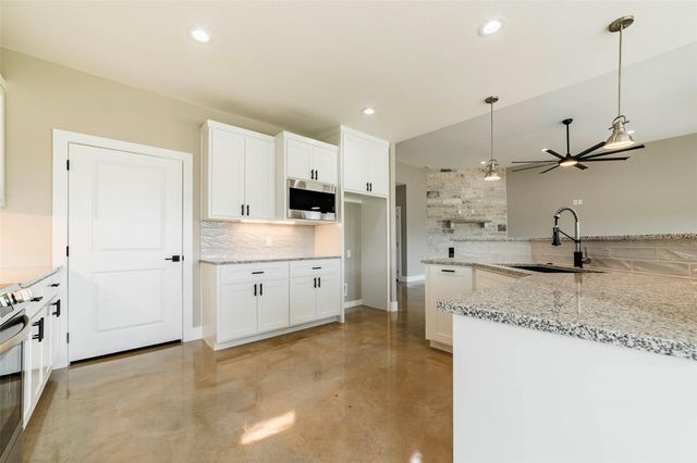 215 Oak Grove PKWY, Kingsland, TX 78639