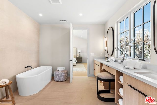 12000 Navy Street, Los Angeles, CA 90066