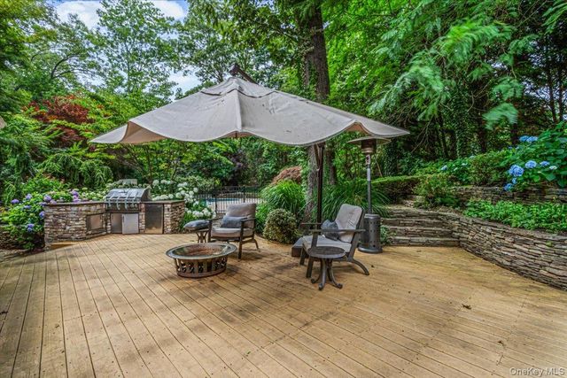 39 Cherry Lane, Syosset, NY 11791
