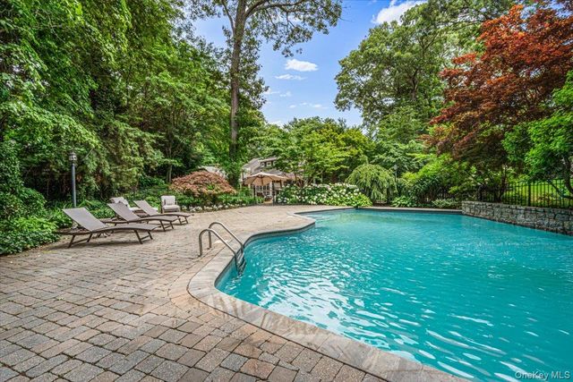 39 Cherry Lane, Syosset, NY 11791