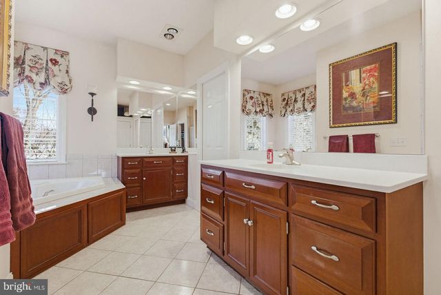 692 GOOSE NECK DR, Lititz, PA 17543