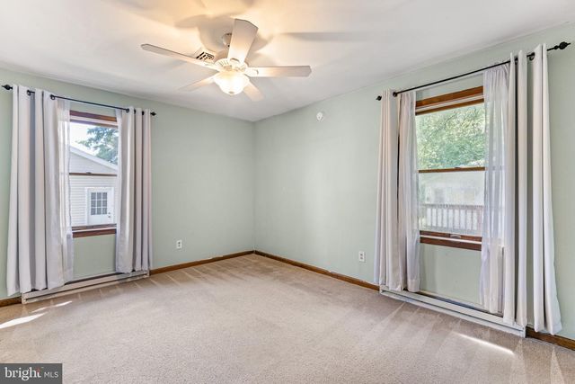 12 GARVEY LN, Newark, DE 19702