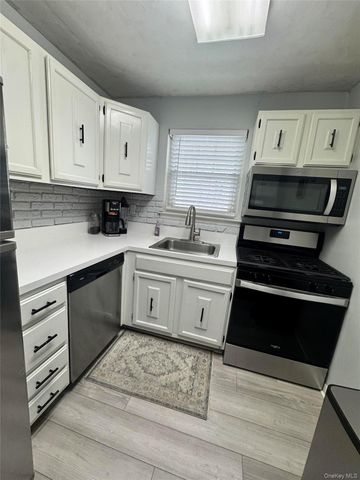 6 Glen Hollow Drive A33, Holtsville, NY 11742