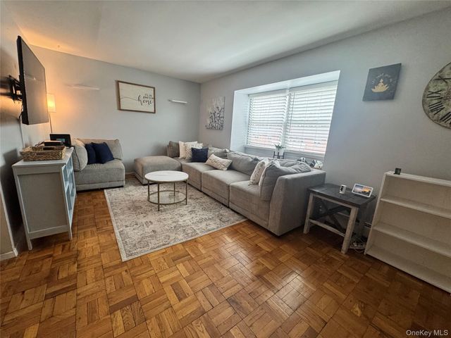 6 Glen Hollow Drive A33, Holtsville, NY 11742