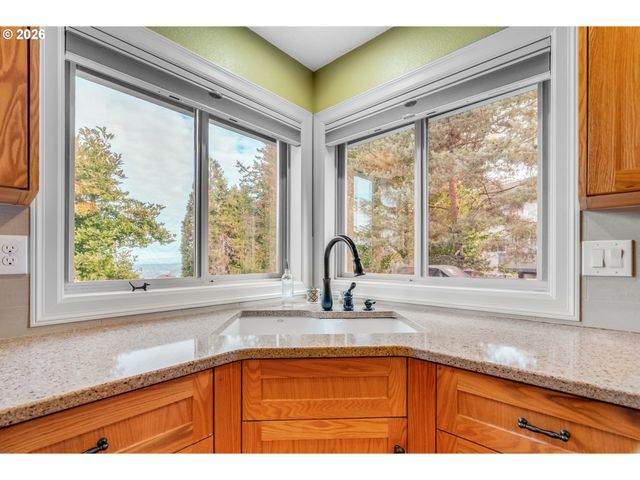 8056 Se 141ST Ave, Portland, OR 97236