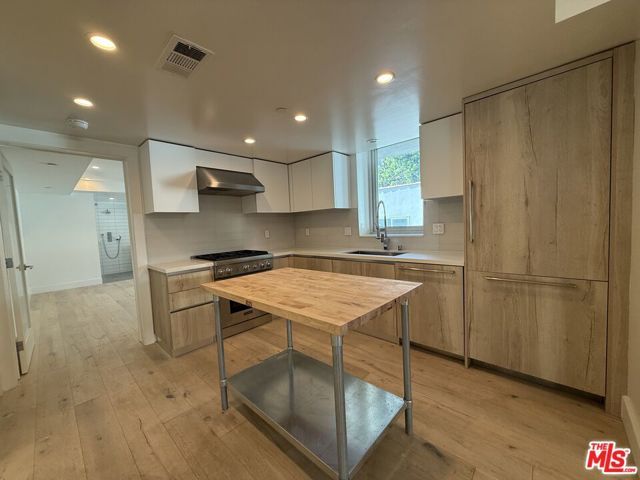 8210 Fountain Avenue 103, West Hollywood, CA 90046