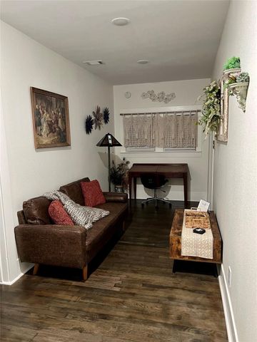 506 W Baylor Street, Ennis, TX 75119