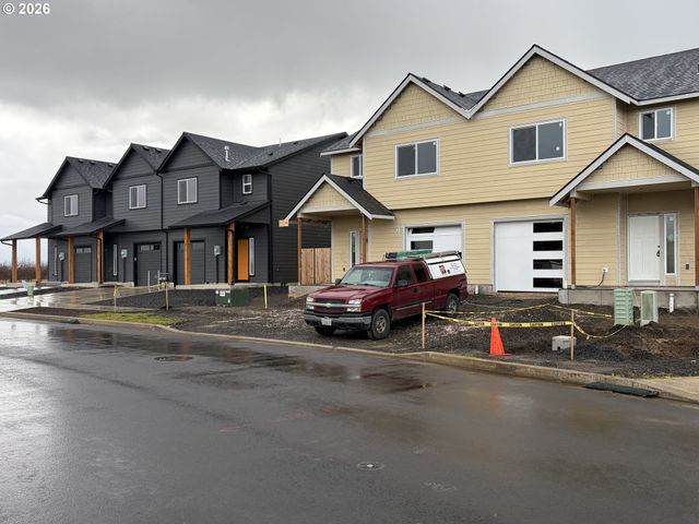 1542 BARN St, Woodburn, OR 97071