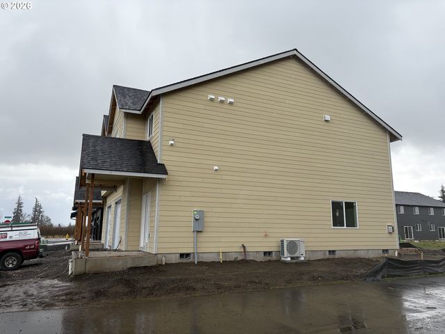 1542 BARN St, Woodburn, OR 97071