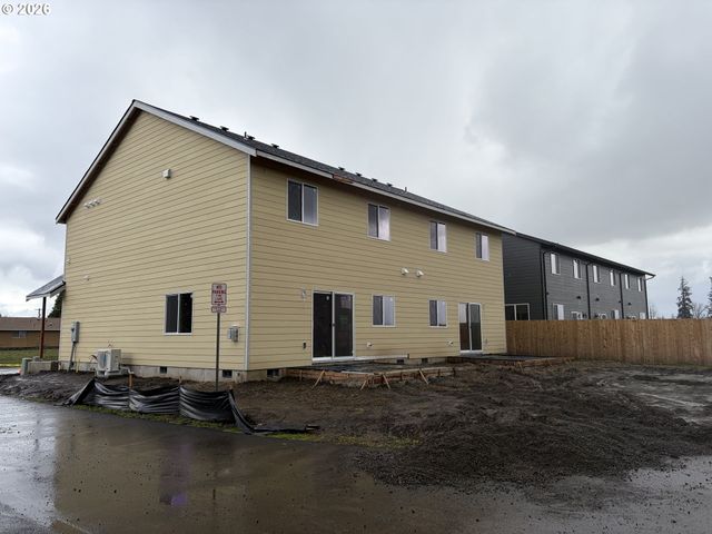 1542 BARN St, Woodburn, OR 97071