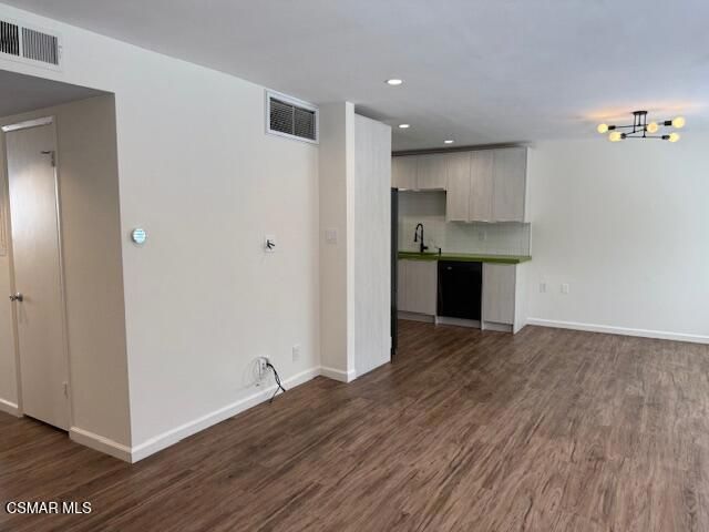 18619 Collins Street F7, Tarzana, CA 91356