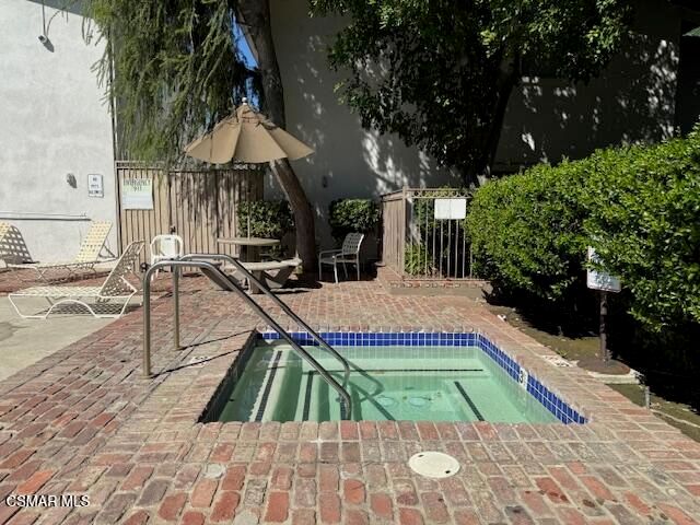 18619 Collins Street F7, Tarzana, CA 91356