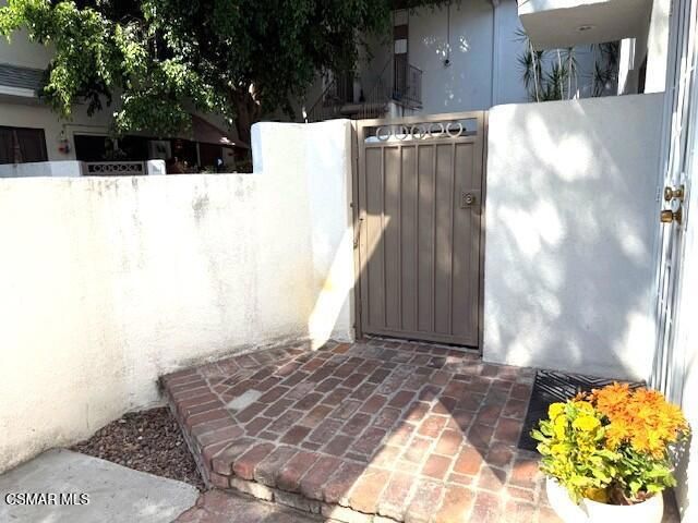 18619 Collins Street F7, Tarzana, CA 91356