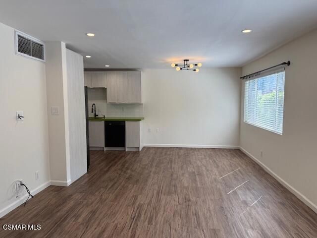 18619 Collins Street F7, Tarzana, CA 91356