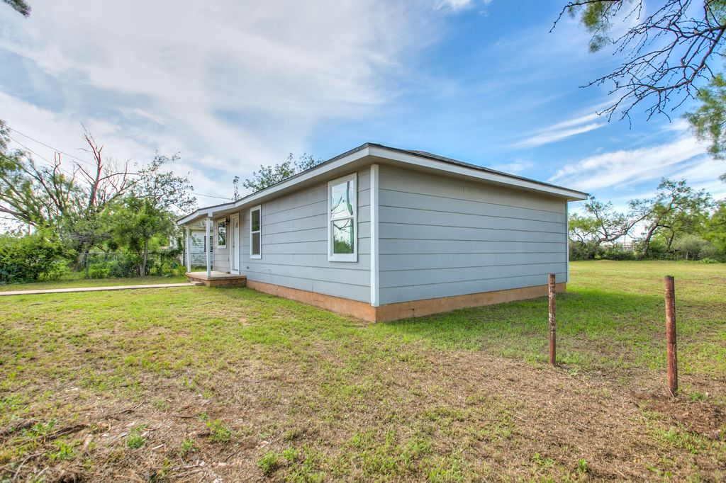 Image 3 of property listing at 358 E 46th Street, San Angelo, TX 76903