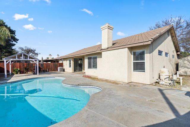 903 W Redwood Street, Hanford, CA 93230