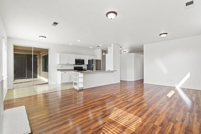 903 W Redwood Street, Hanford, CA 93230