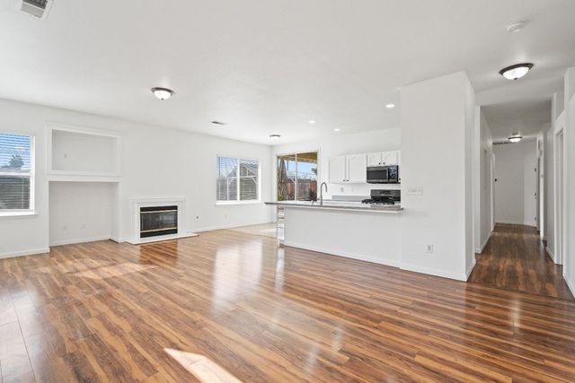 903 W Redwood Street, Hanford, CA 93230