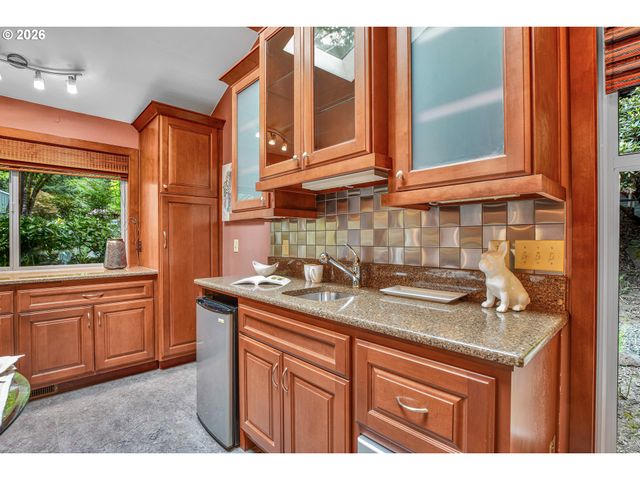10033 Sw QUAIL POST Rd, Portland, OR 97219