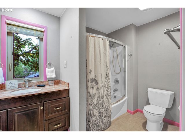 10033 Sw QUAIL POST Rd, Portland, OR 97219