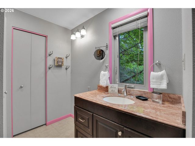 10033 Sw QUAIL POST Rd, Portland, OR 97219