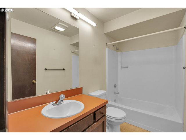 10033 Sw QUAIL POST Rd, Portland, OR 97219