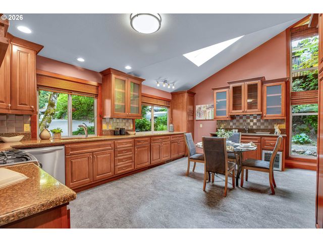10033 Sw QUAIL POST Rd, Portland, OR 97219