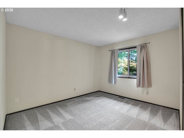 10033 Sw QUAIL POST Rd, Portland, OR 97219