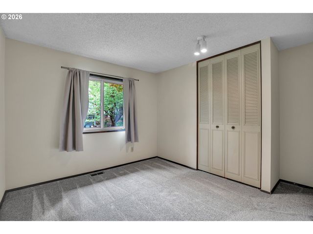 10033 Sw QUAIL POST Rd, Portland, OR 97219
