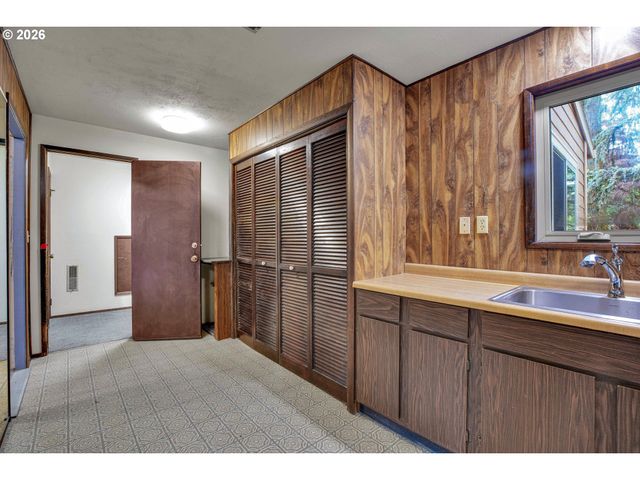 10033 Sw QUAIL POST Rd, Portland, OR 97219