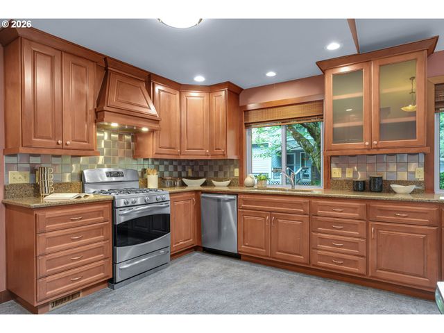 10033 Sw QUAIL POST Rd, Portland, OR 97219