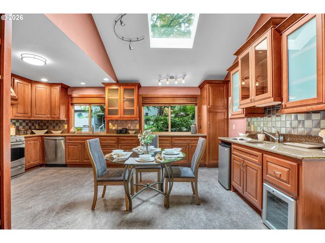 10033 Sw QUAIL POST Rd, Portland, OR 97219