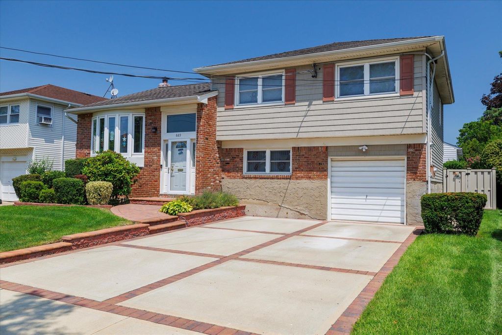 689 Allwyn Street, Baldwin, NY 11510