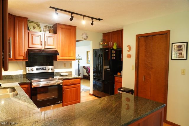 2160 Lake Breeze Road, Sheffield Village, OH 44054