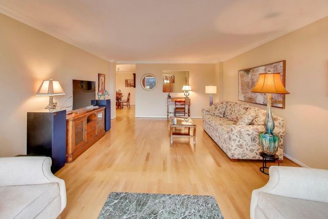 441 N Park Boulevard 4B, Glen Ellyn, IL 60137