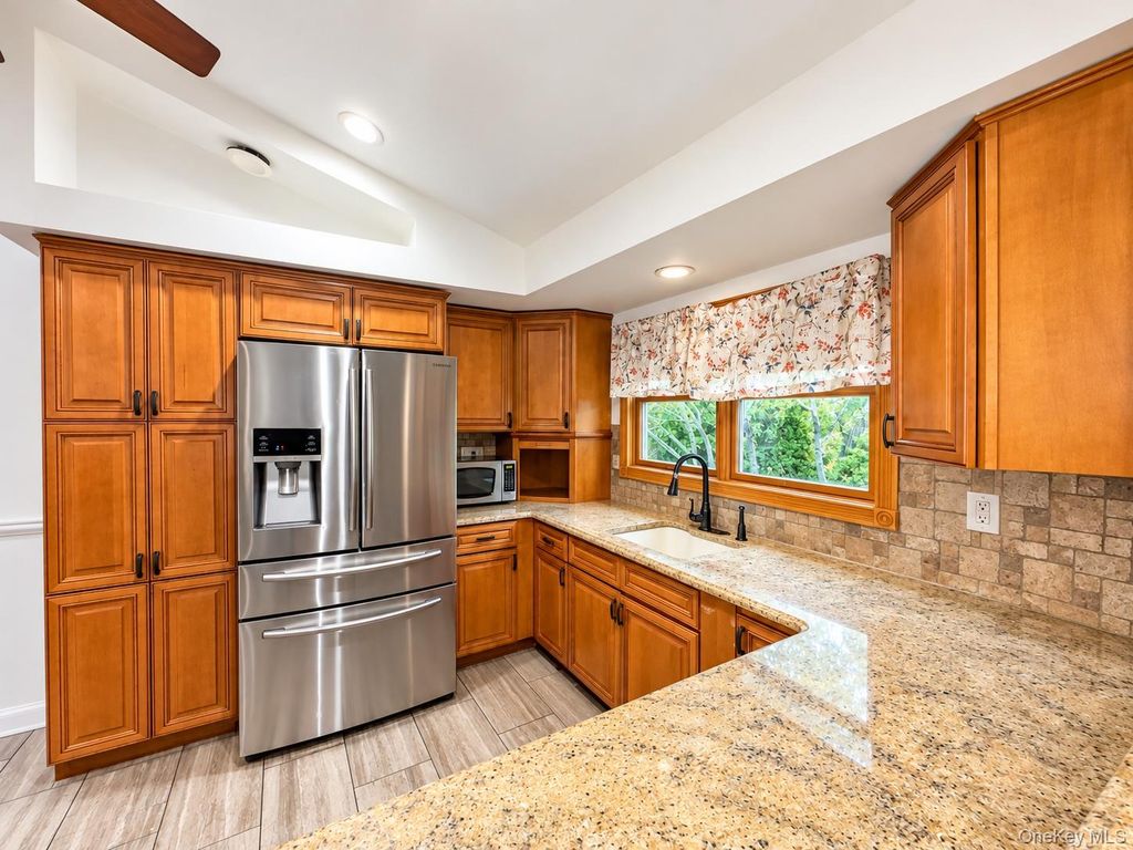 25 Urban Drive, Selden, NY 11784 — photo 4